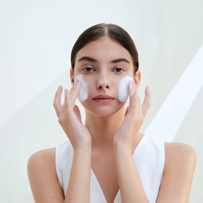 Skin1004 - Madagascar Centella Tone Brightening Cleansing Gel Foam - Imagen 2